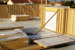 Une fois livrés sur chantier, les murs ossature bois peuvent être posés.