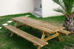 Table et banc en bois